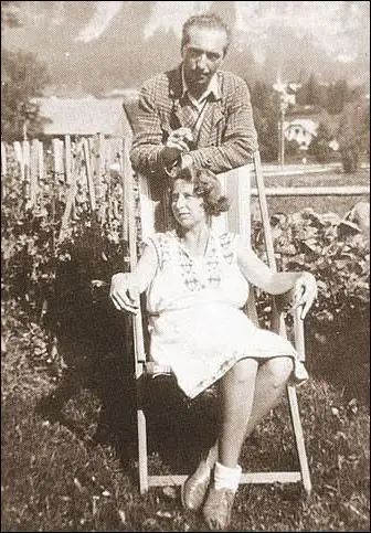 Wilhelm and Annie Reich with their two daughters, Eva and Lore