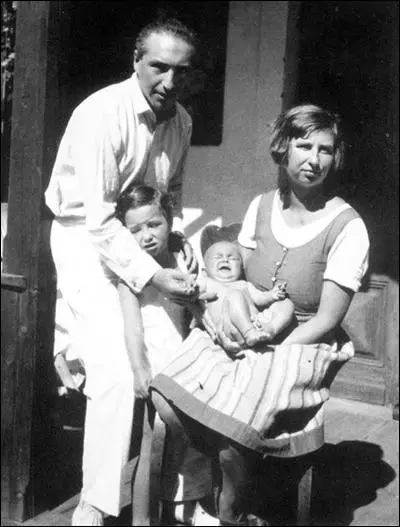 Wilhelm and Annie Reich with their two daughters, Eva and Lore