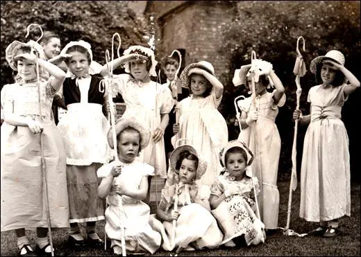 Rilla (9) far left bottom row. Lynne (7) far right bottom row in June 1954.