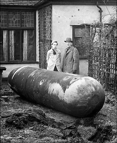 Unexploded bomb in Liverpool (November, 1940)