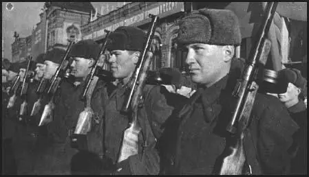 Soviet troops with the Degtyarev submachine-gun.