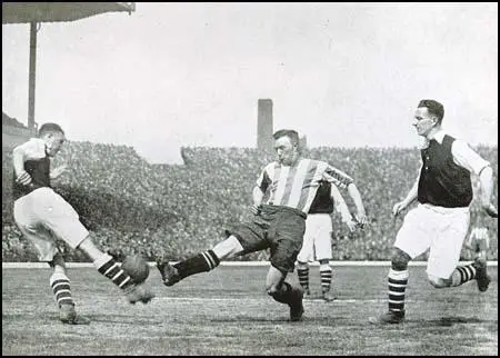 Eddie Hapgood and Herbert Roberts playing against Sheffield United.