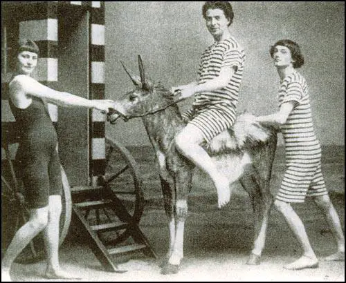 Dolly Henry, John Currie and Mark Gertler in Ostend (July, 1912)