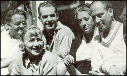 Alexander Woollcott, Neysa McMein, Alfred Lunt, Beatrice Kaufman and Harpo Marx