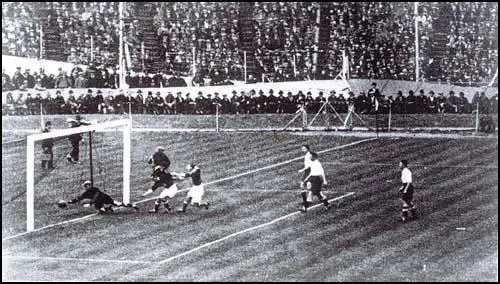Jack Roscamp scores the first goal in the 1928 FA Cup Final