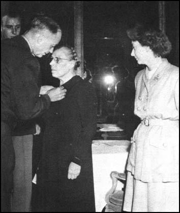 Marie Louise Dissard and Andrée de Jonghbeing awarded the American Medal of Freedom.