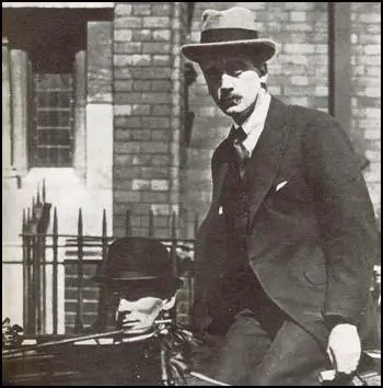Noel Pemberton Billing with Harold S. Spencer at an election meeting in 1918