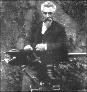 Hiram Maxim with his machine-gun