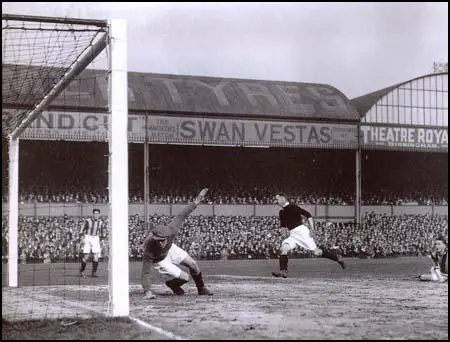 David Jack scores in the semi-final against Hull City on 26th March 1930.