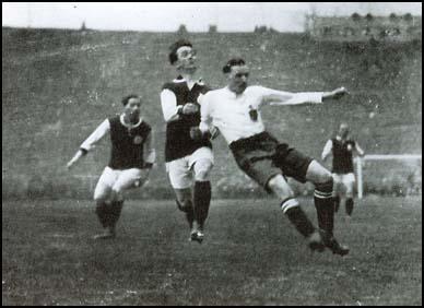 David Jack scoring the first goal against West Ham United