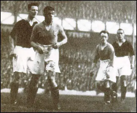 Dixie Dean being closely marked by Herbie Roberts of Arsenal.