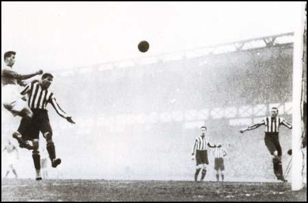 Dixie Dean scoring against Sunderland on 25th December 1926