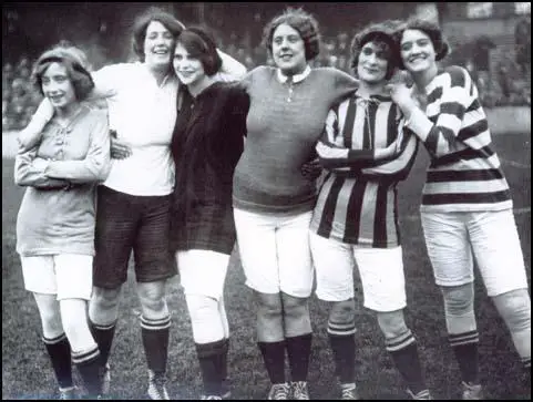 Women footballers in 1914.