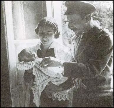 Rosa and Eugen Levine with their son in 1916