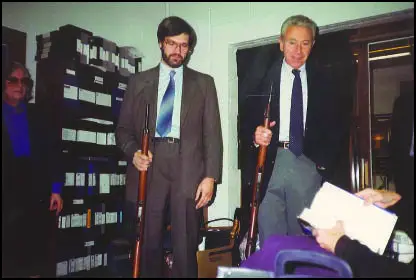 Robert Groden and Gaeton Fonzi examines the evidence (1992).