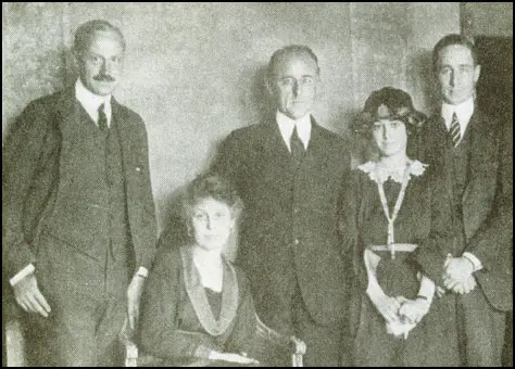 Frank Crowninshield, Edna Chase, Condé Nast, Dorothy Parker and Robert Benchley.