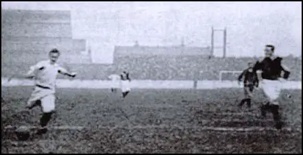 Billy Gillespie against Newton Heath in 1898.