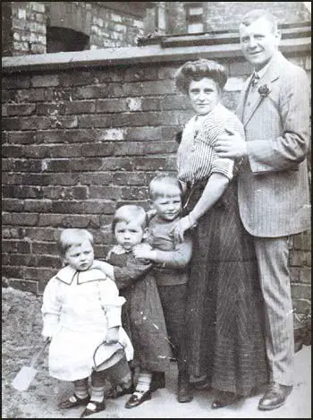 Charlie Roberts with his wife Mary and children William, Hilda and Chris.