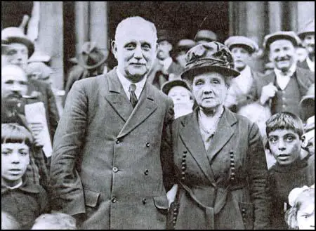 George Lansbury and his wife in Poplar in 1921