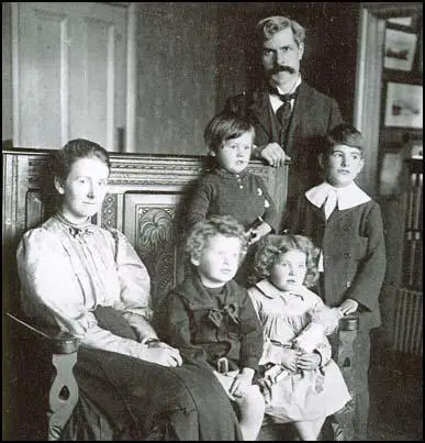 Margaret and Ramsay MacDonald with their children.