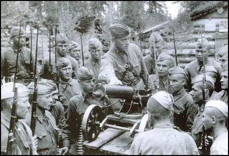 A Red Army officer instructs his men on the Maxim machine-gun