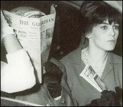 Vickie Barrett and Brenda O'Neil travelling to the Old Bailey