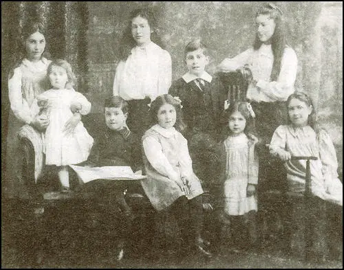 The Garman children in 1913. From left to right: Kathleen, Lorna, Mavin, Mary, Rosalind, Douglas, Ruth, Sylvia and Helen.