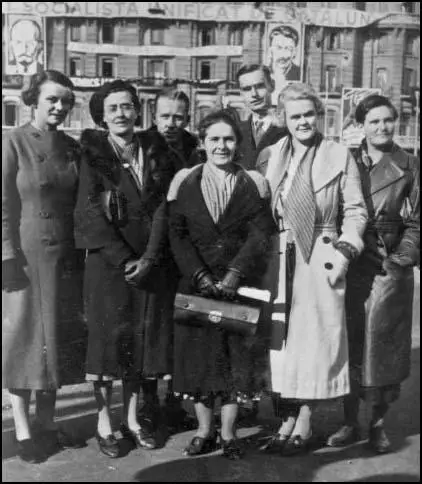 Agnes Hodgson, May Macfarlane, Mary Lowson, Una Wilson and Aileen Palmer in Barcelona in December 1936