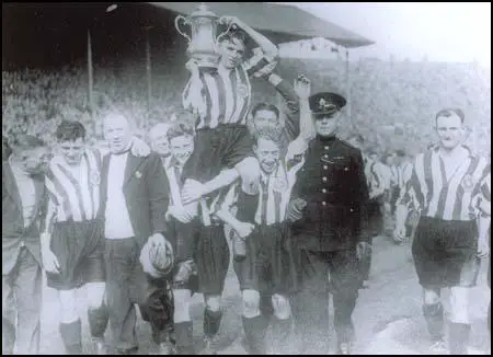 Sunderland players carry Raich Carter on their shoulders on 1st May 1937.
