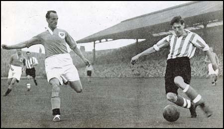 Harry Johnson tries to block a shot by Len Shackleton of Sunderland