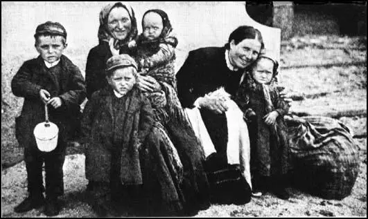 Irish immigrants arriving in the United States in 1902.