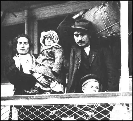 Italian family arriving in New York in 1905.