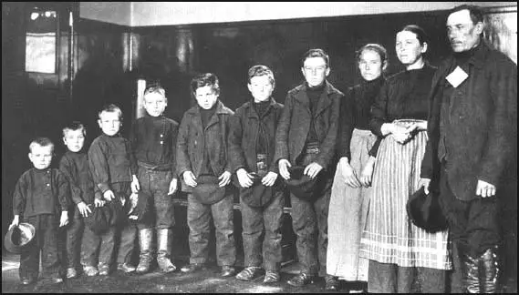 Jacob Mithelstadt and his family from Russia at Ellis Island in 1905.