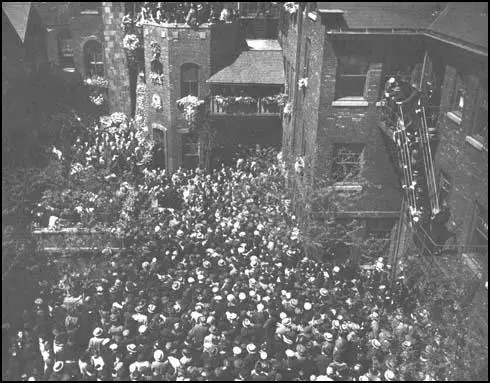 Jane Addams' funeral in the Hull House courtyard.