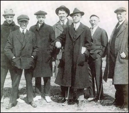 A group of journalists in about 1912. Left to right: Sid Mercer, W.G. Hanna, Jerome Beatty, Heywood Broun, Damon Runyon, Larry Semon and Sam Crane.