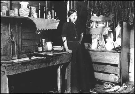Lewis Hine, tok this photograph of a Chicago tenement in about 1910.