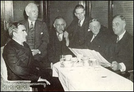 President Franklin D. Roosevelt with his advisors: Cary Grayson, Norman Davies, Raymond Moley, Rexford Tugwell and William Woodin in 1932.