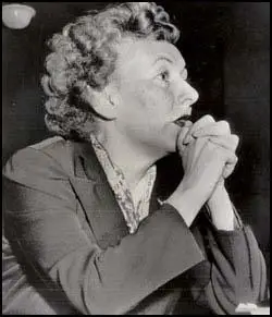 Karen Morley appearing before theHouse of Un-American Activities Committee in 1952.
