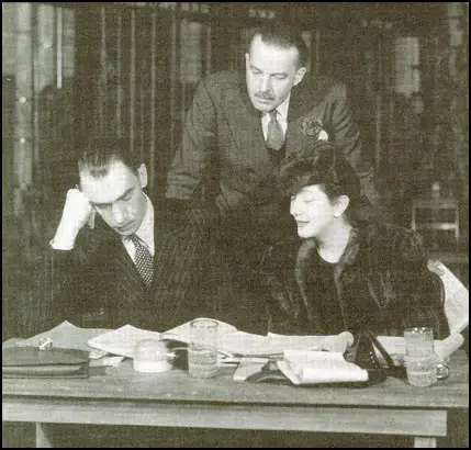 Robert Sherwood with Alfred Lunt and Lynn Fontanne when writing There Shall Be No Night.