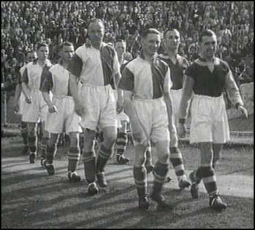 Len Goulden and Ted Fenton walk out at Wembley