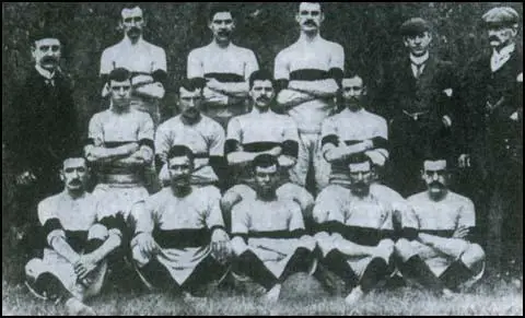 Syd King (top left) in the West Ham United team of 1901-02.