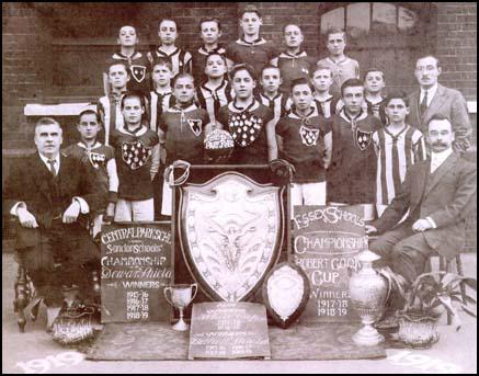 Central Park School in 1919. Billy Williams in in the centre of the front row.