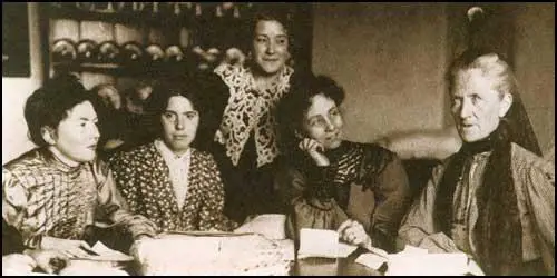 A meeting of the WSPU (left to right) Christabel Pankhurst, Jessie Kenney,Nellie Martel, Emmeline Pankhurst and Charlotte Despard.