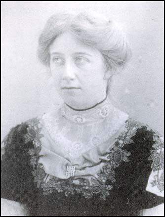 Elsie Howey photographed by Colonel Linley Blathwayt