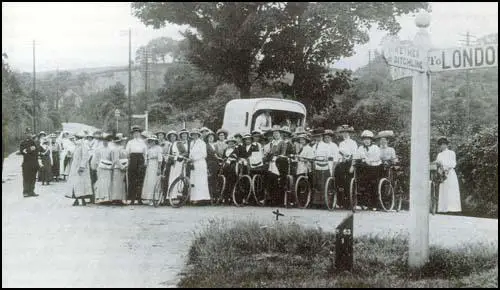 Cyclists at Clayton on the Brighton Road on the NUWSS Pilgrimage in July 1913.
