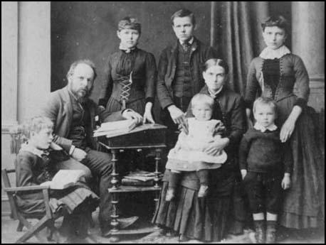 Edward and Annie Steer in East Grinstead in 1888. Children leftto right: Florrie, Alice, Charlie, Victor, Emery and Constance.